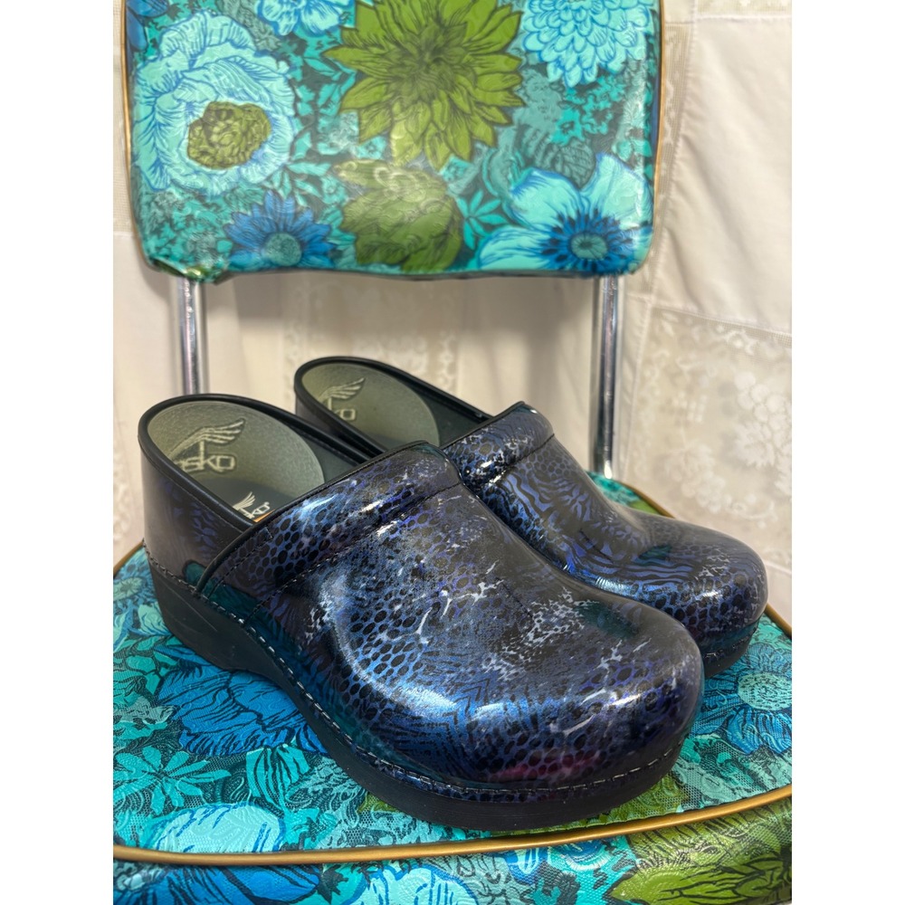 Dansko XP 2.0 Patent Leather Glossy Blue Leopard Finish Nurse Clogs Size EU 40
